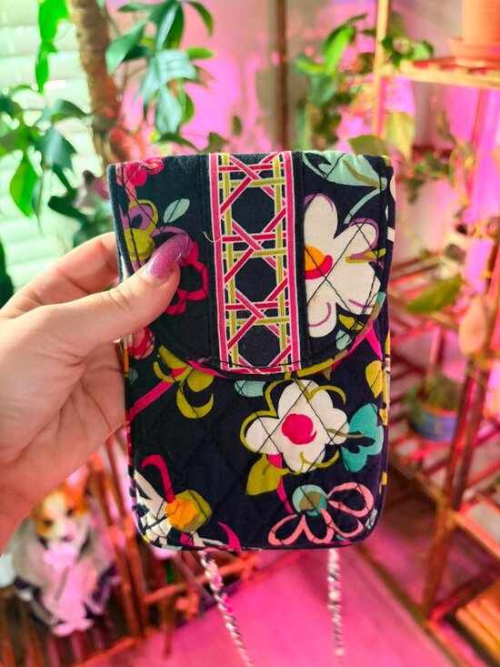 Vera Bradley Handbags - 🌸 Vera Bradley Quilted Smartphone Crossbody 🌸